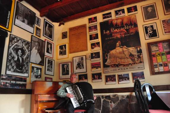 Música ao vivo no restaurante La Opera, no centro de Antigua, na Guatemala